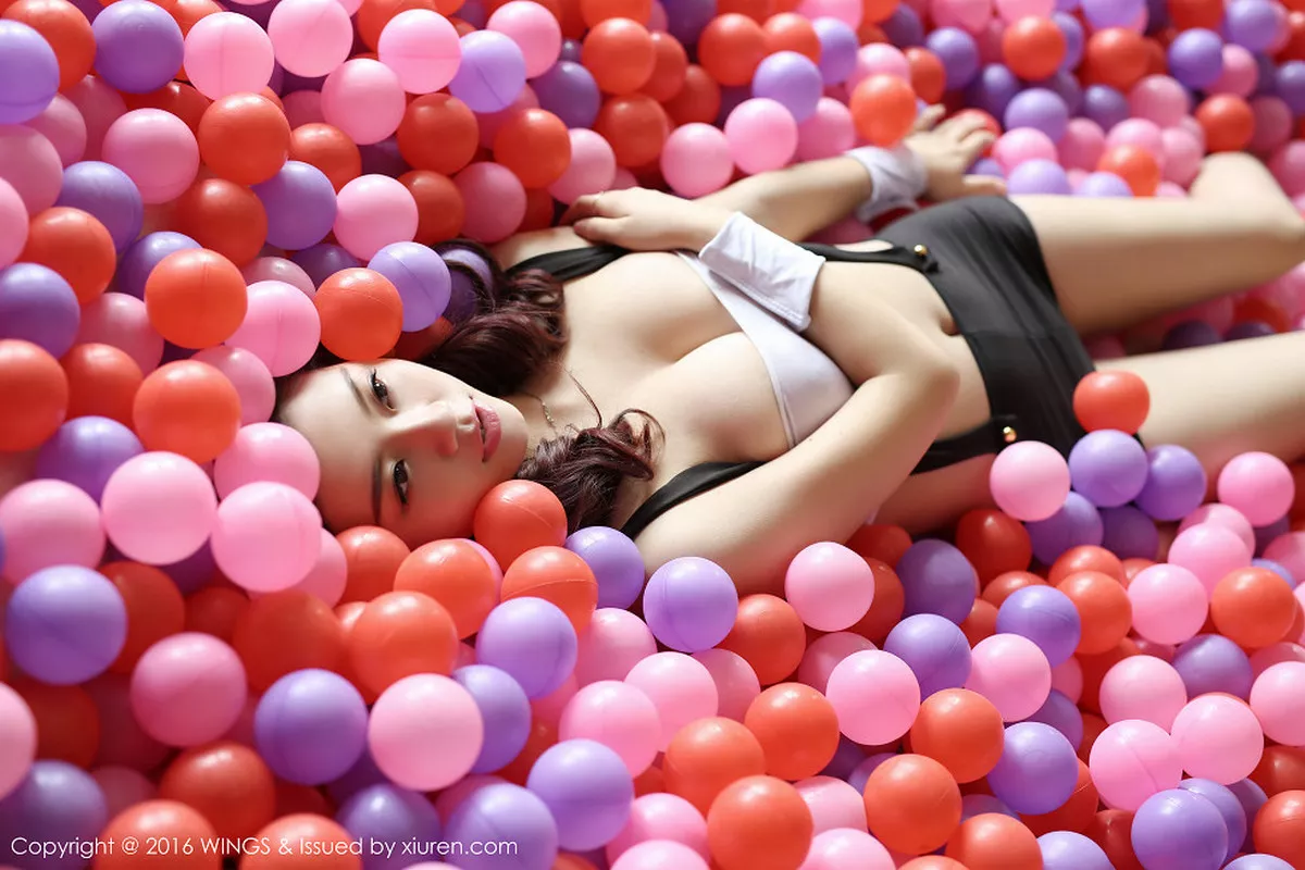 秀人集.com_[WingS影私荟]Vol.003_嫩模夏晓Maggy游乐场里白色内衣真空秀豪乳写真60P