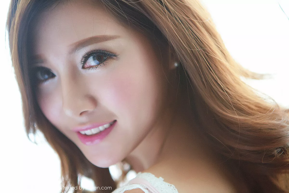 秀人集.com_[FeiLin嗲囡囡]Vol.001_嫩模奶茶-Emily白色内衣丰满美胸靓丽美颜写真50P