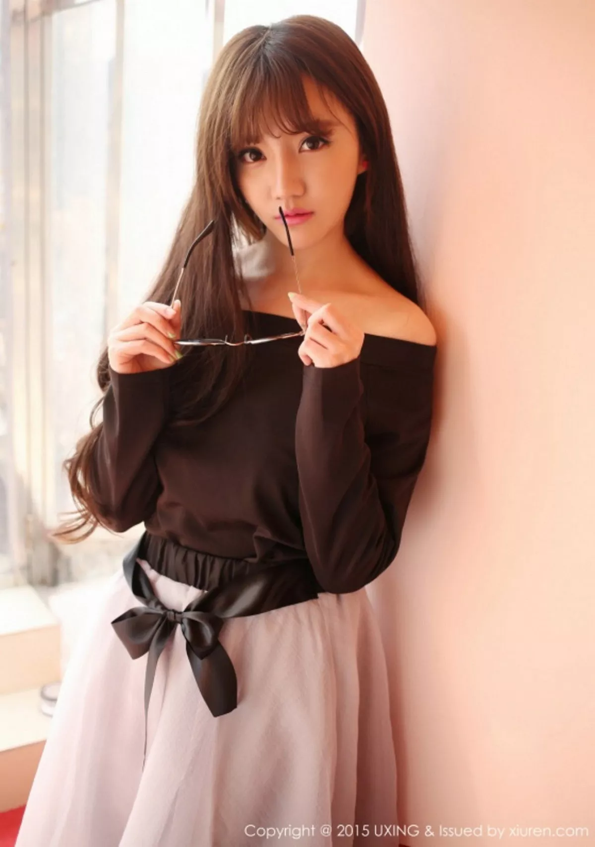 秀人集.com_[UXING优星馆]Vol.007_新人嫩模艾西Ashley白色上衣秀豪乳清新性感写真52P