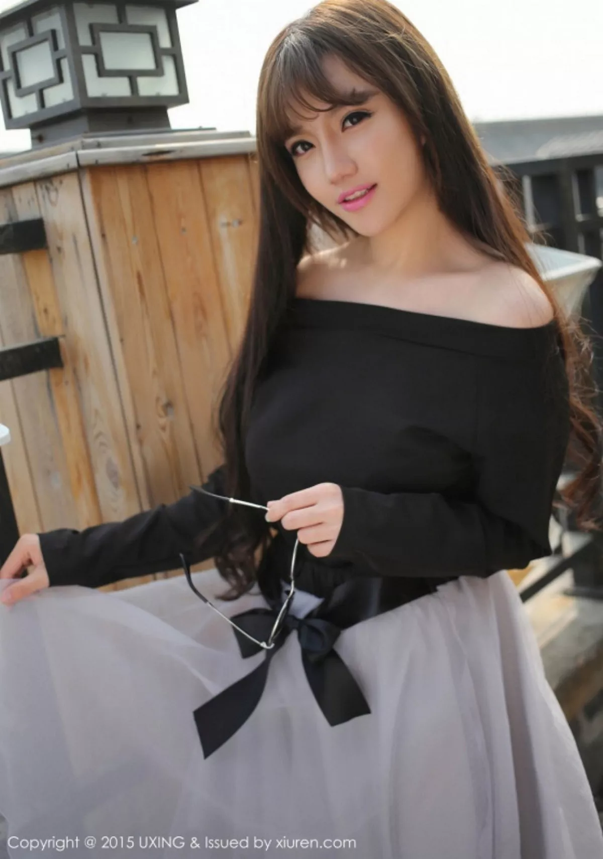 秀人集.com_[UXING优星馆]Vol.007_新人嫩模艾西Ashley白色上衣秀豪乳清新性感写真52P