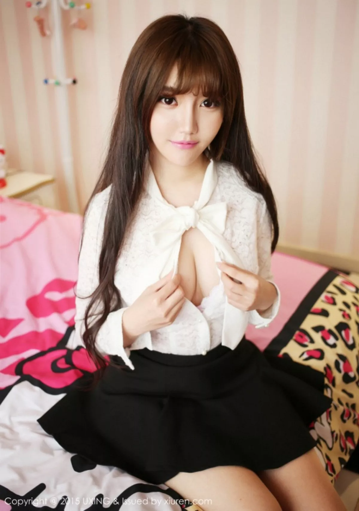 秀人集.com_[UXING优星馆]Vol.007_新人嫩模艾西Ashley白色上衣秀豪乳清新性感写真52P