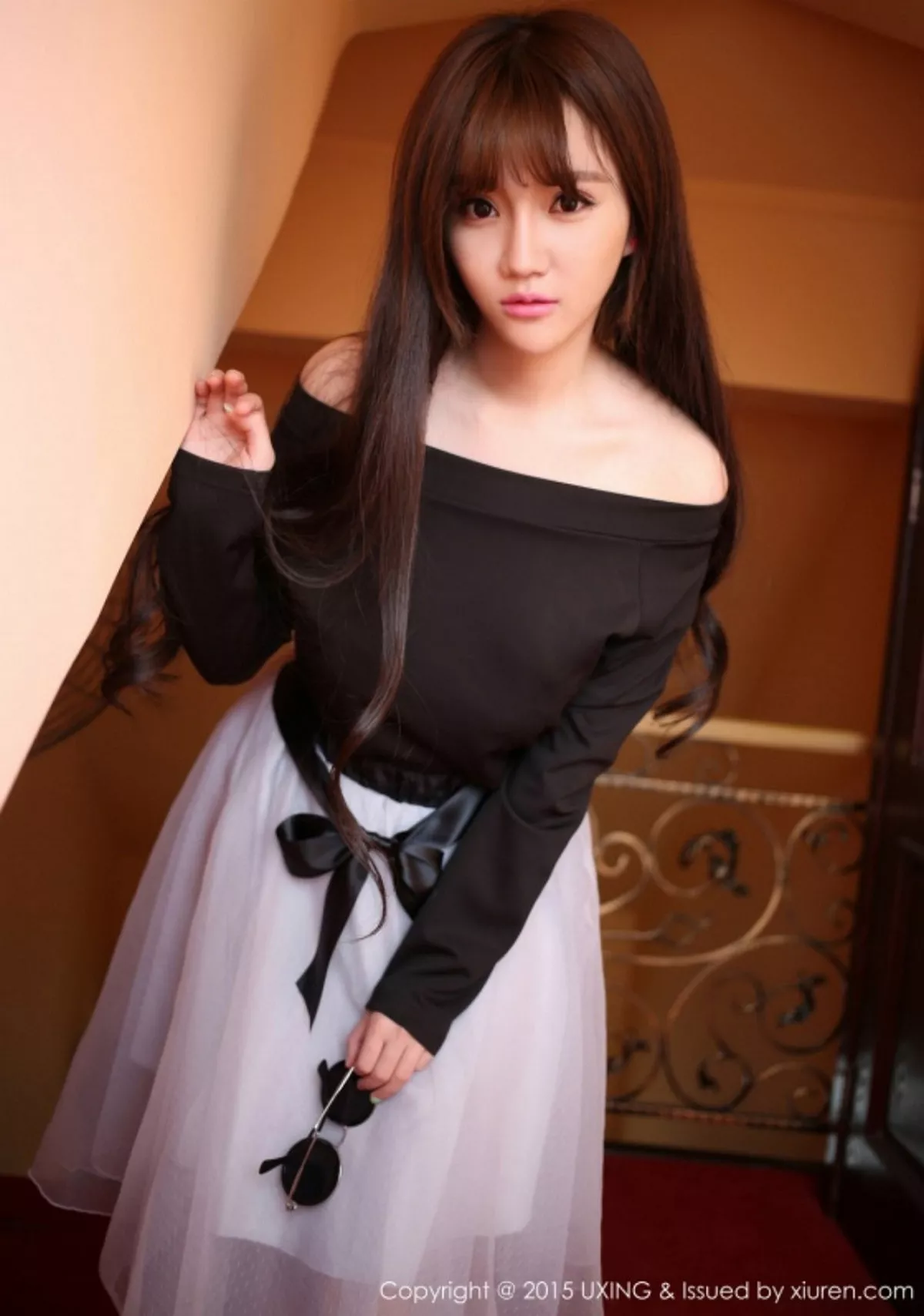 秀人集.com_[UXING优星馆]Vol.007_新人嫩模艾西Ashley白色上衣秀豪乳清新性感写真52P