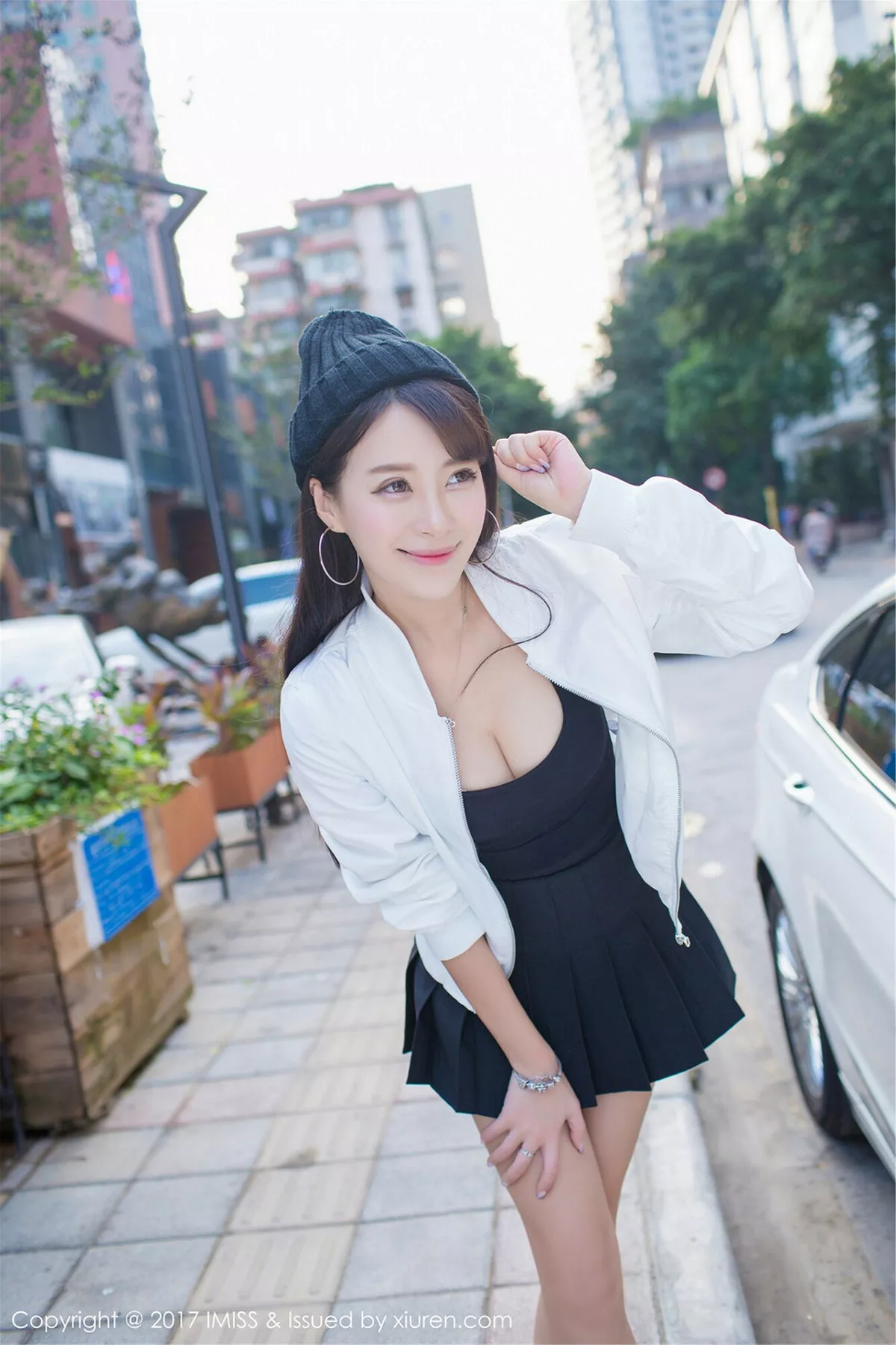 秀人集.com_[IMISS爱蜜社]Vol.163_嫩模王曼妮好Q粉红牛仔吊带裤秀完美身材清新街拍写真46P