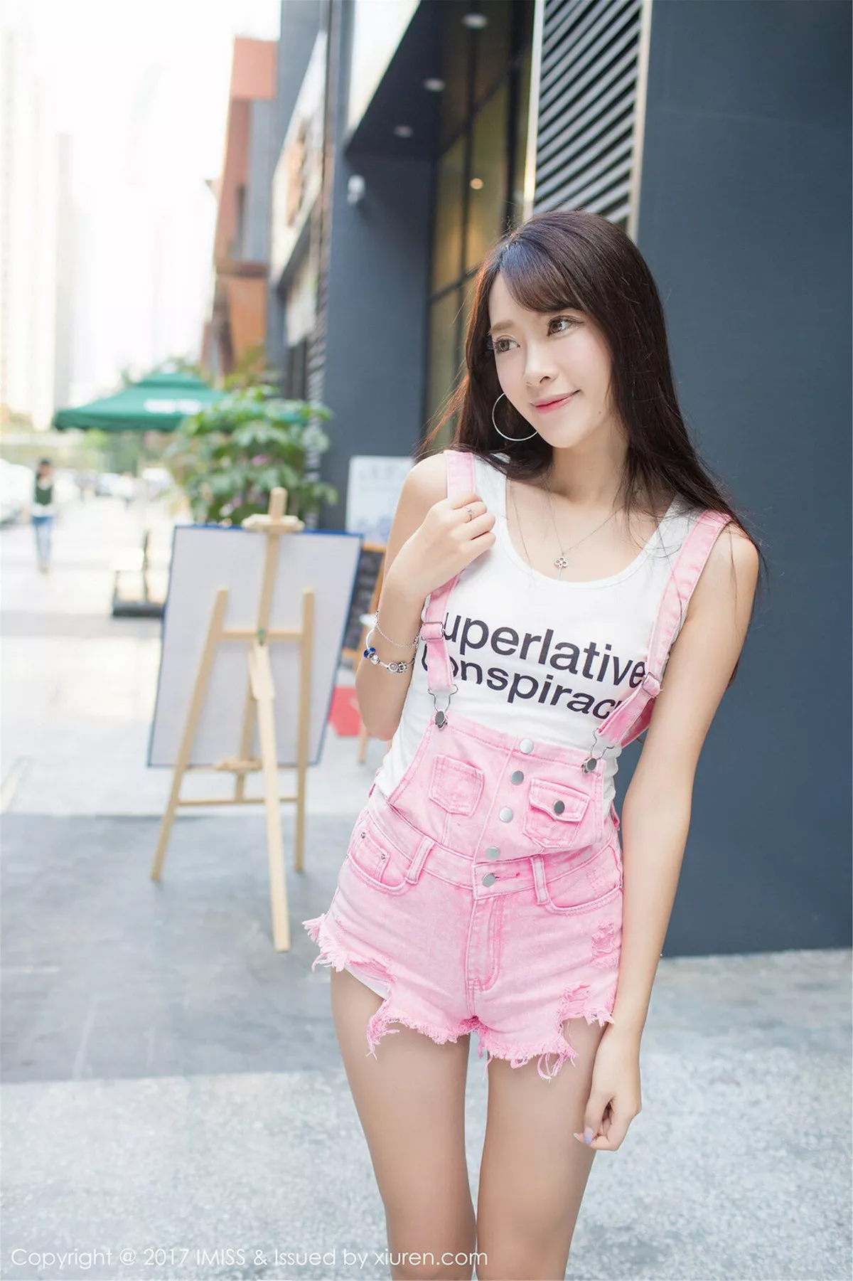 秀人集.com_[IMISS爱蜜社]Vol.163_嫩模王曼妮好Q粉红牛仔吊带裤秀完美身材清新街拍写真46P