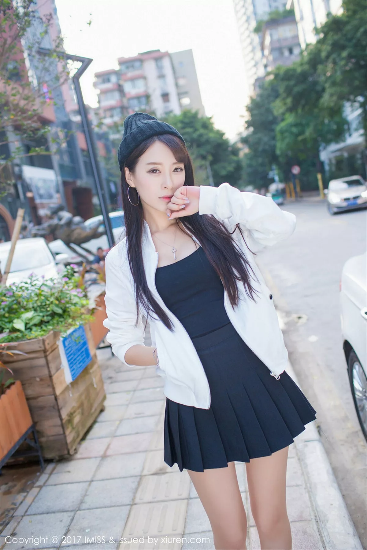 秀人集.com_[IMISS爱蜜社]Vol.163_嫩模王曼妮好Q粉红牛仔吊带裤秀完美身材清新街拍写真46P