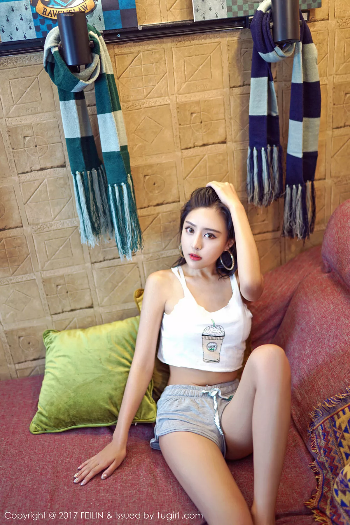 秀人集.com_[FeiLin嗲囡囡]Vol.087_嫩模赵艺璇居家热裤紧身背心秀性感马甲线妩媚迷人写真46P