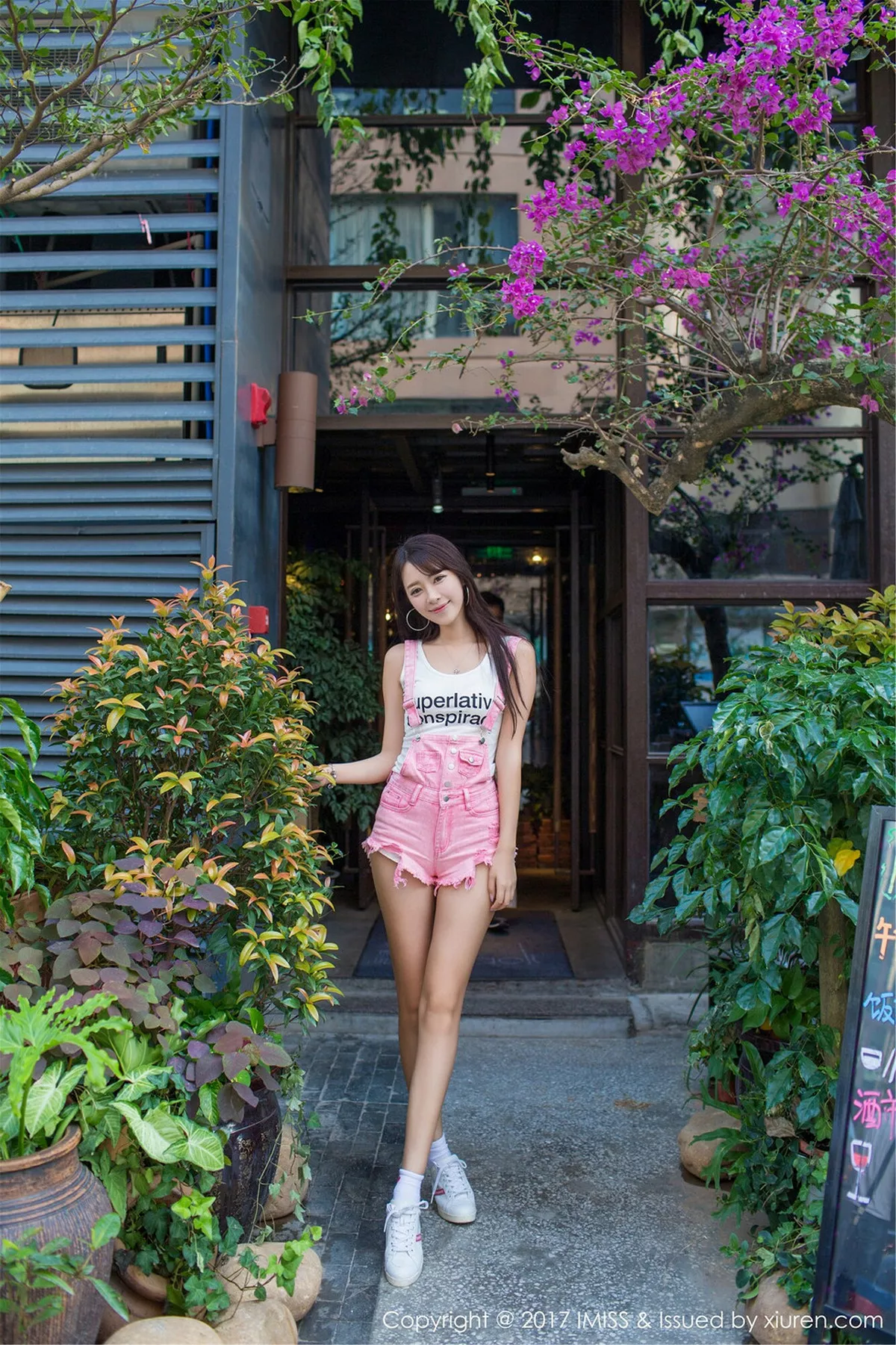 秀人集.com_[IMISS爱蜜社]Vol.163_嫩模王曼妮好Q粉红牛仔吊带裤秀完美身材清新街拍写真46P