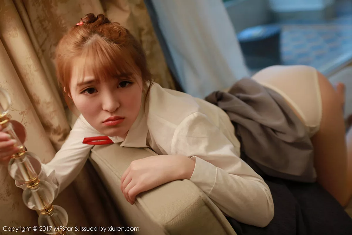 秀人集.com_[MFStar模范学院]Vol.098_嫩模伊小七MoMo学生装性感短裙半脱内裤撩人诱惑写真47P