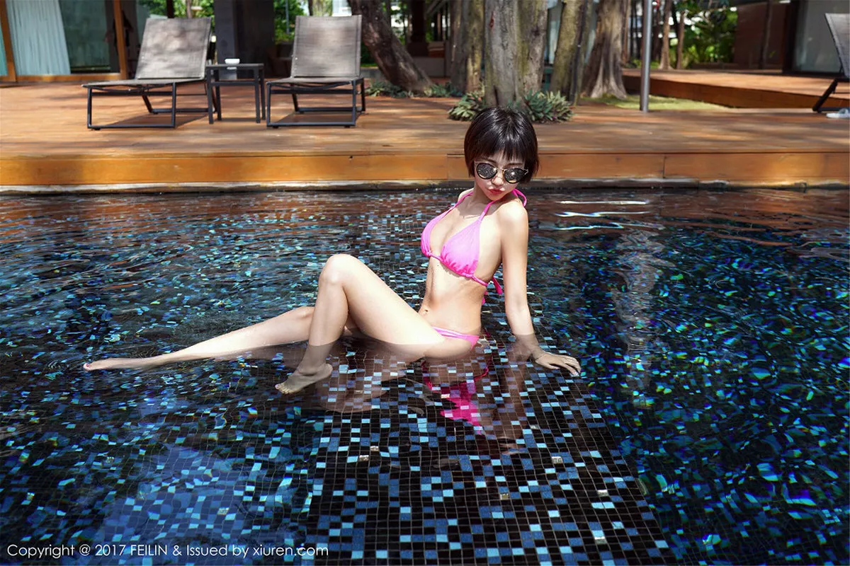 秀人集.com_[FeiLin嗲囡囡]Vol.095_嫩模冯木木LRIS泰国旅拍居家床上黑色蕾丝连体内衣诱惑写真47P