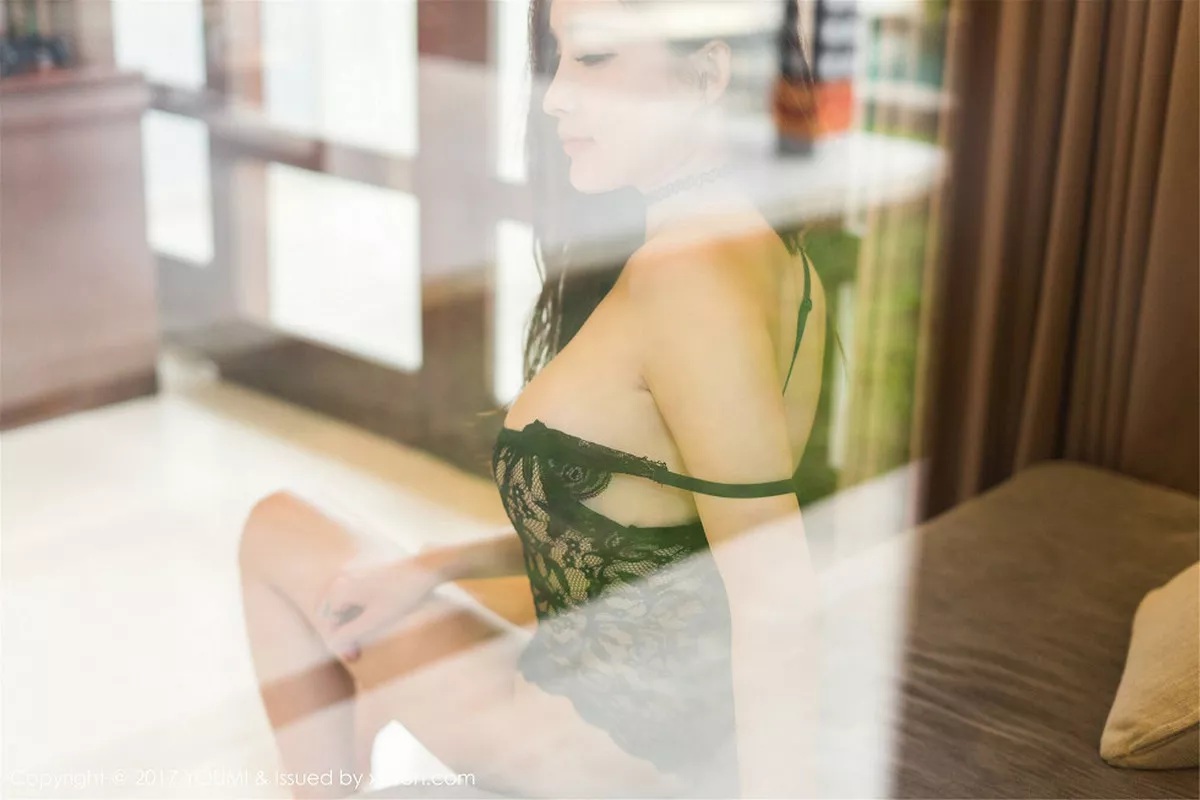 秀人集.com_[YouMi尤蜜荟]Vol.043_女神土肥圆矮挫穷巴厘岛旅拍黑色蕾丝情趣内衣露乳诱惑写真54P