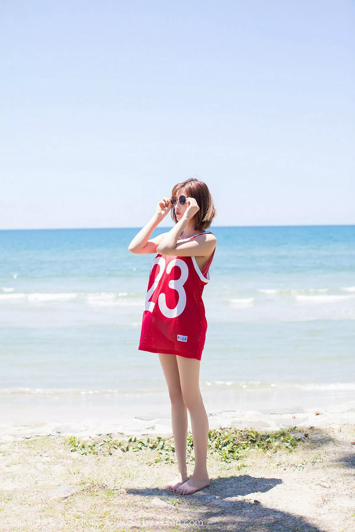 秀人集.com_[IMISS爱蜜社]Vol.169_甜美女神杨晨晨sugar沙巴旅拍红色球服海边沙滩性感写真45P