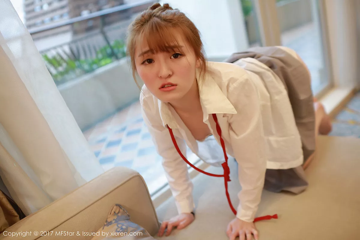 秀人集.com_[MFStar模范学院]Vol.098_嫩模伊小七MoMo学生装性感短裙半脱内裤撩人诱惑写真47P