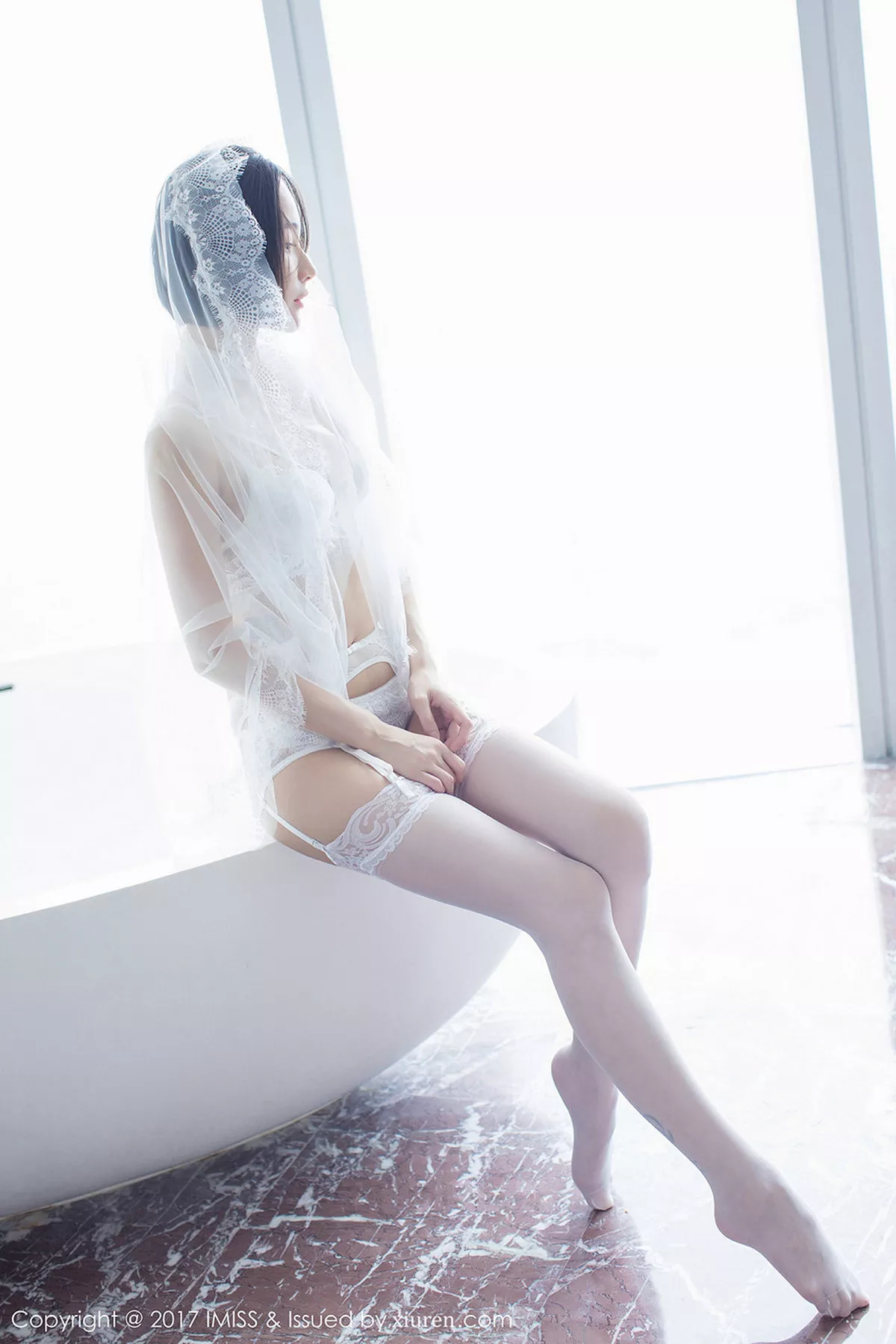 秀人集.com_[IMISS爱蜜社]Vol.178_模特Livia清爽蓝色衬衣+白色蕾丝腿袜秀完美身材性感写真49P