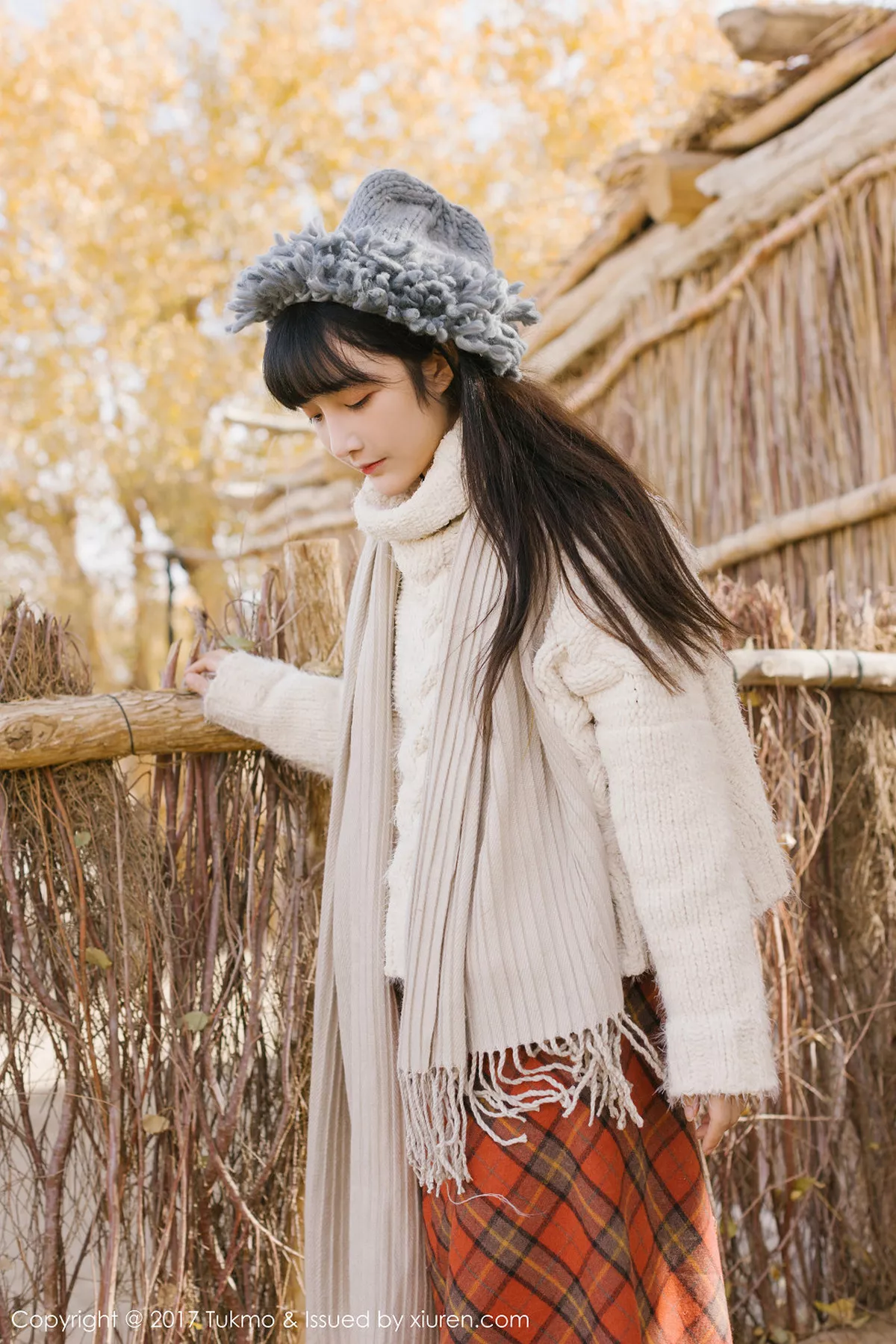 秀人集.com_[Tukmo兔几盟]Vol.098_美女主播之应冬日栅栏里的阳光美少女清新迷人写真40P