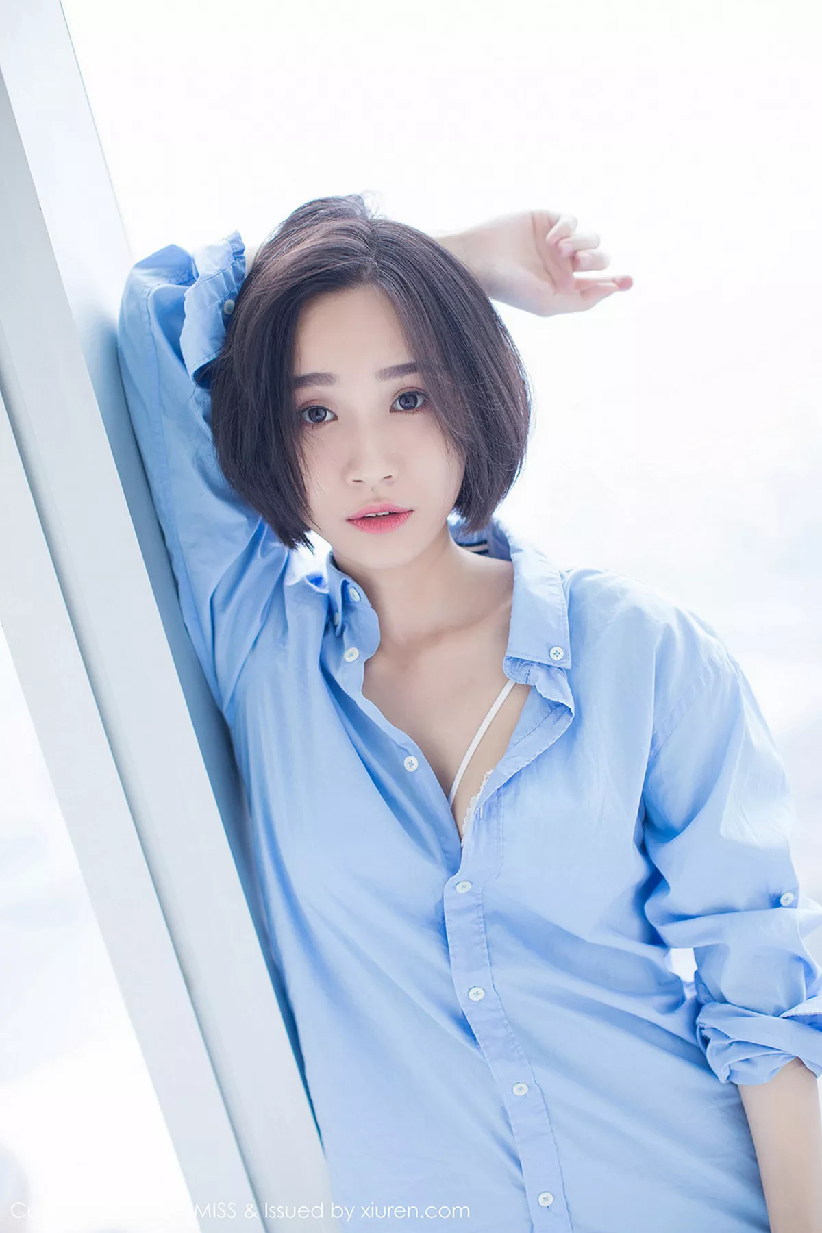 秀人集.com_[IMISS爱蜜社]Vol.178_模特Livia清爽蓝色衬衣+白色蕾丝腿袜秀完美身材性感写真49P