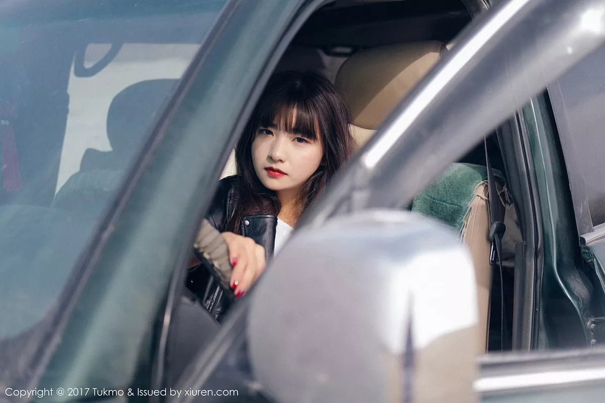 秀人集.com_[Tukmo兔几盟]Vol.100_嫩模球球外景车拍黑皮衣加性感牛仔短裤清新迷人写真52P