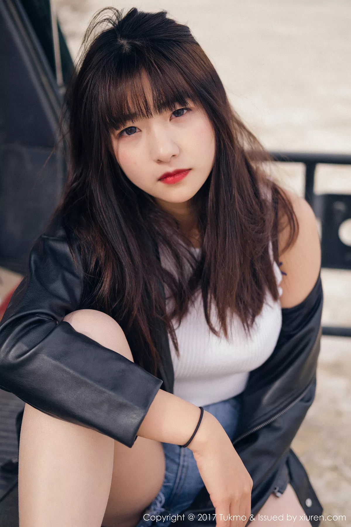 秀人集.com_[Tukmo兔几盟]Vol.100_嫩模球球外景车拍黑皮衣加性感牛仔短裤清新迷人写真52P