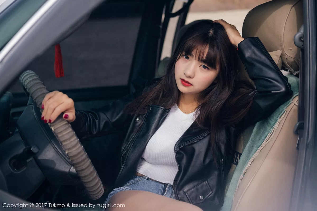 秀人集.com_[Tukmo兔几盟]Vol.100_嫩模球球外景车拍黑皮衣加性感牛仔短裤清新迷人写真52P