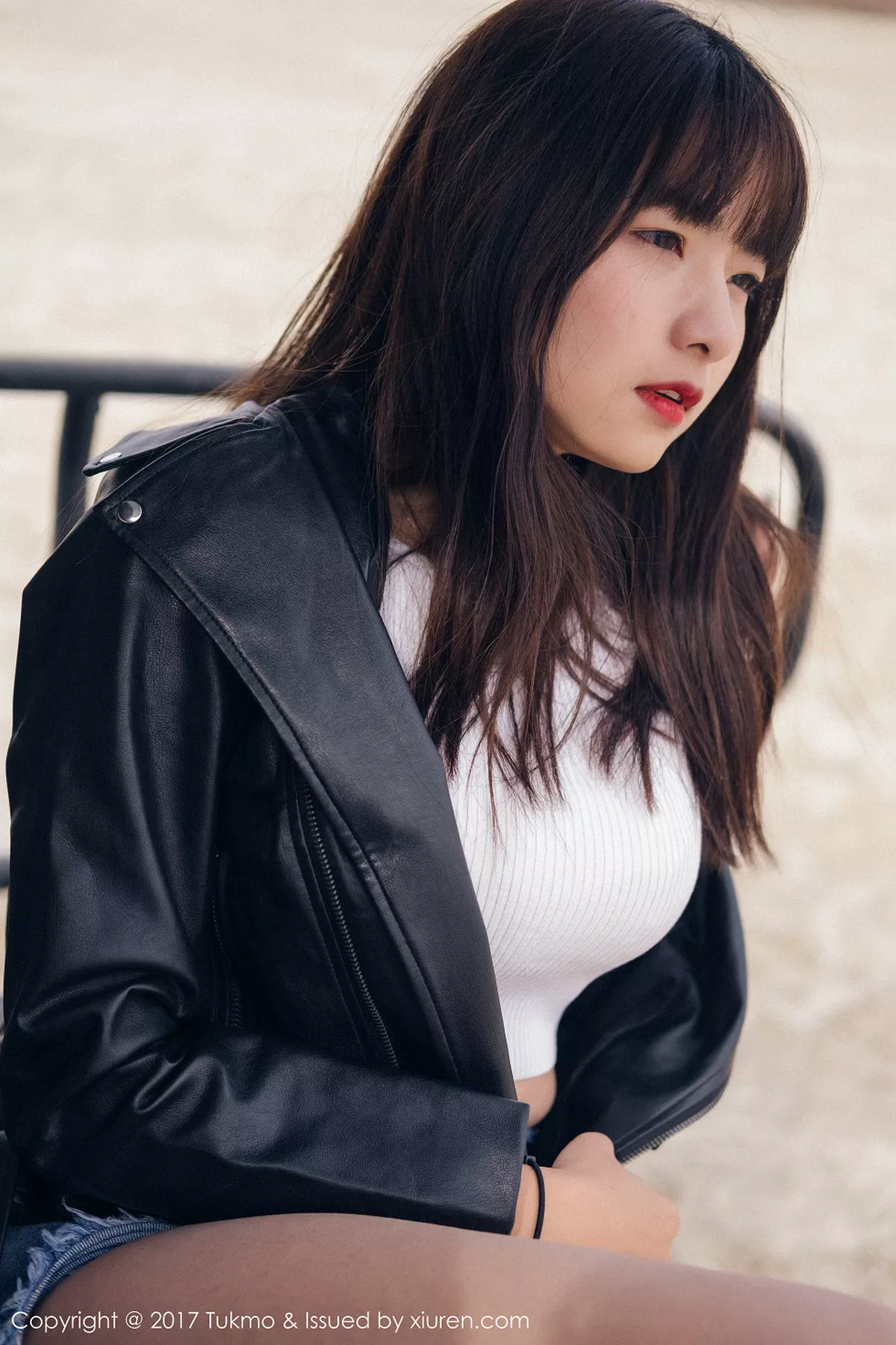 秀人集.com_[Tukmo兔几盟]Vol.100_嫩模球球外景车拍黑皮衣加性感牛仔短裤清新迷人写真52P