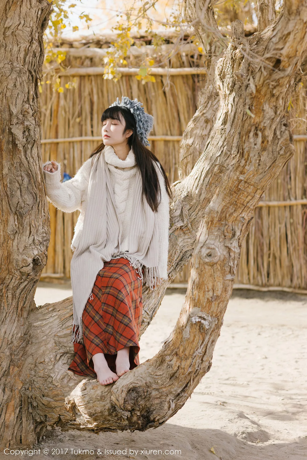 秀人集.com_[Tukmo兔几盟]Vol.098_美女主播之应冬日栅栏里的阳光美少女清新迷人写真40P