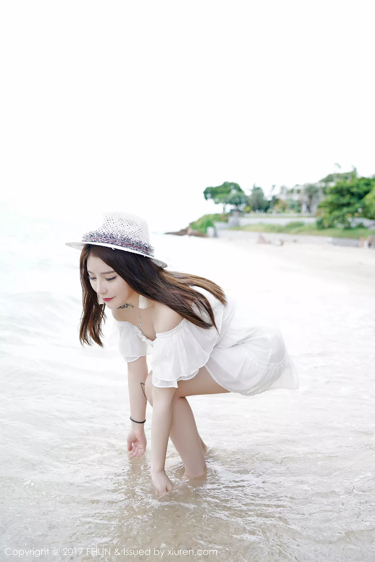 秀人集.com_[FeiLin嗲囡囡]Vol.104_嫩模芷儿Momoko海边清纯白色薄纱裙+全裸泡泡浴诱惑写真40P