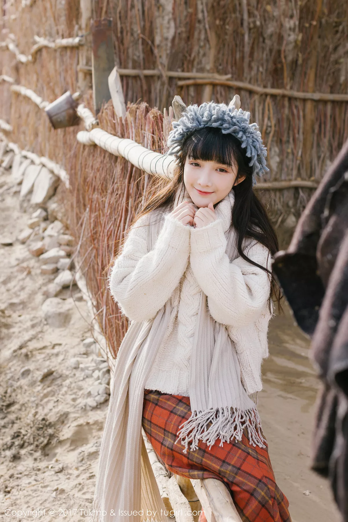 秀人集.com_[Tukmo兔几盟]Vol.098_美女主播之应冬日栅栏里的阳光美少女清新迷人写真40P