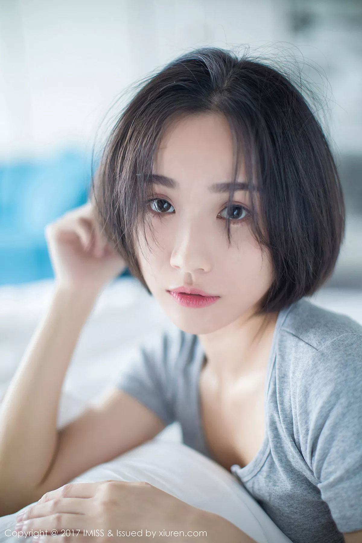 秀人集.com_[IMISS爱蜜社]Vol.178_模特Livia清爽蓝色衬衣+白色蕾丝腿袜秀完美身材性感写真49P