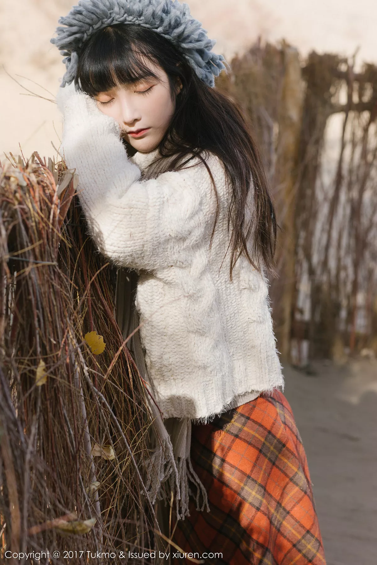 秀人集.com_[Tukmo兔几盟]Vol.098_美女主播之应冬日栅栏里的阳光美少女清新迷人写真40P