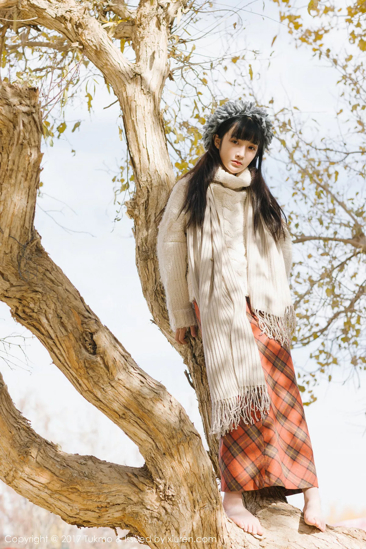 秀人集.com_[Tukmo兔几盟]Vol.098_美女主播之应冬日栅栏里的阳光美少女清新迷人写真40P