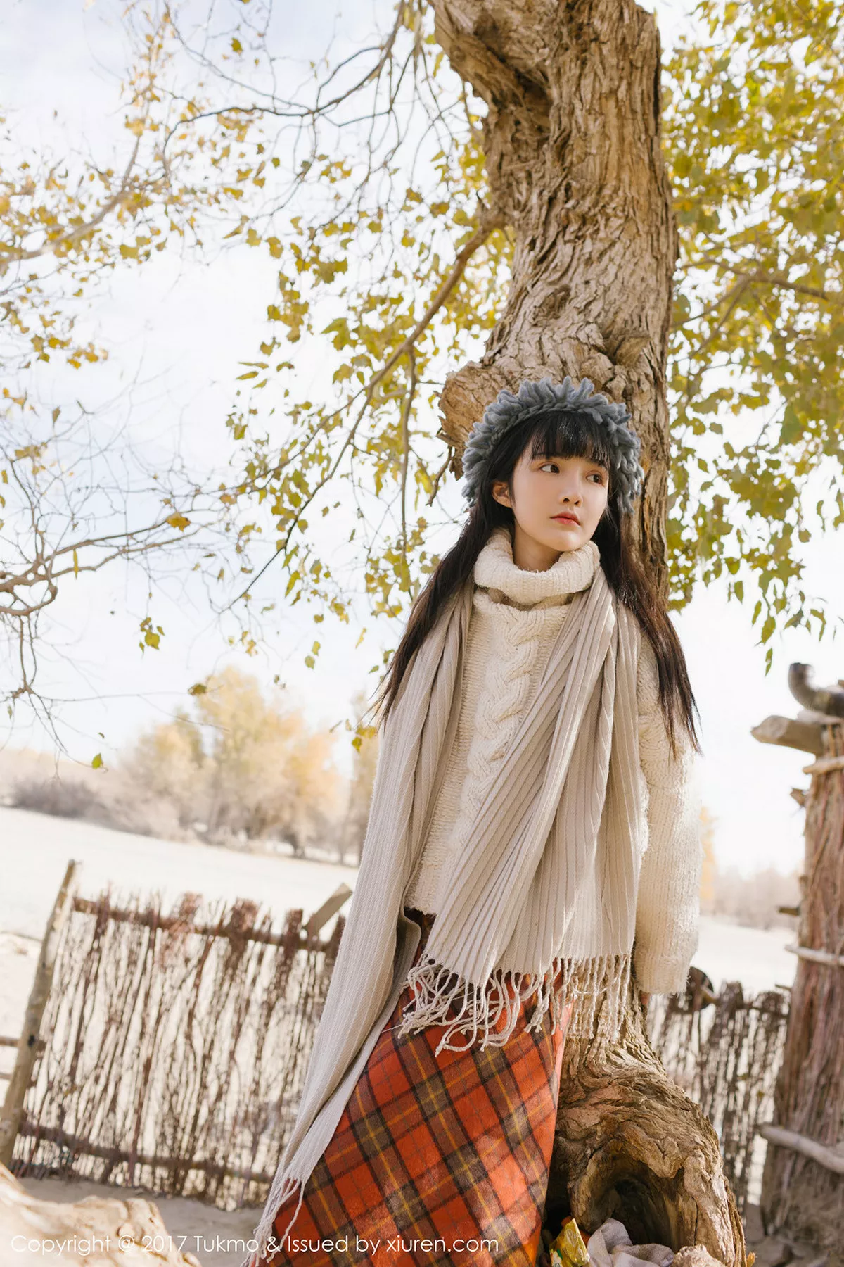 秀人集.com_[Tukmo兔几盟]Vol.098_美女主播之应冬日栅栏里的阳光美少女清新迷人写真40P