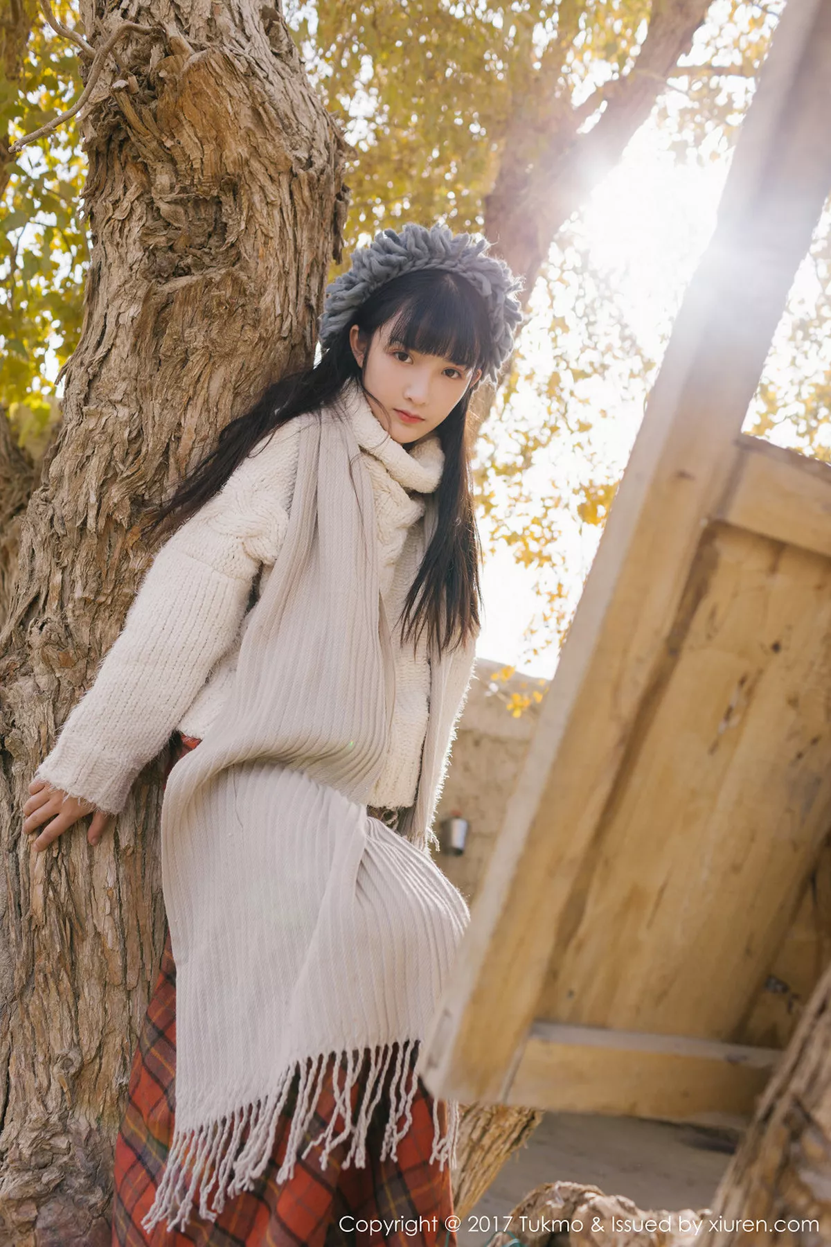 秀人集.com_[Tukmo兔几盟]Vol.098_美女主播之应冬日栅栏里的阳光美少女清新迷人写真40P