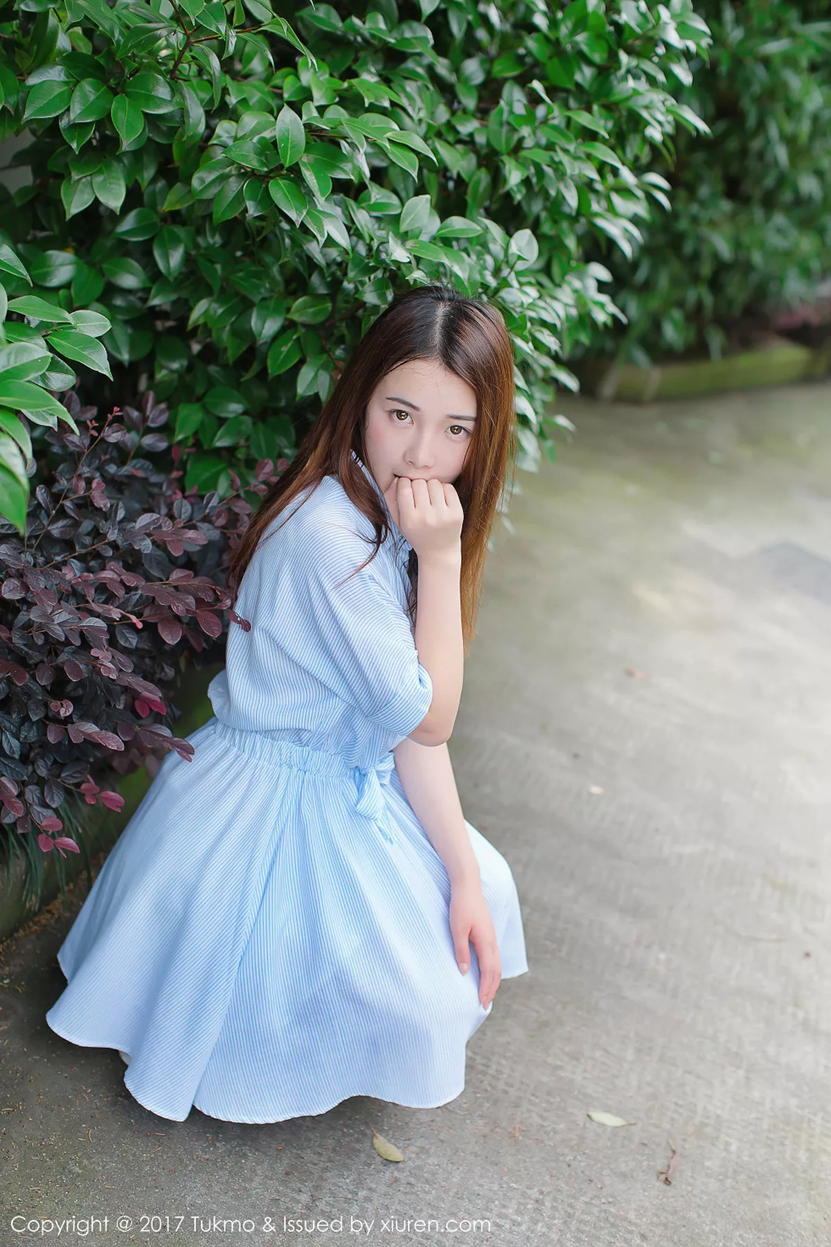 秀人集.com_[Tukmo兔几盟]Vol.099_新人妹子绵绵户外清爽连身裙西瓜外拍阳光甜美写真40P