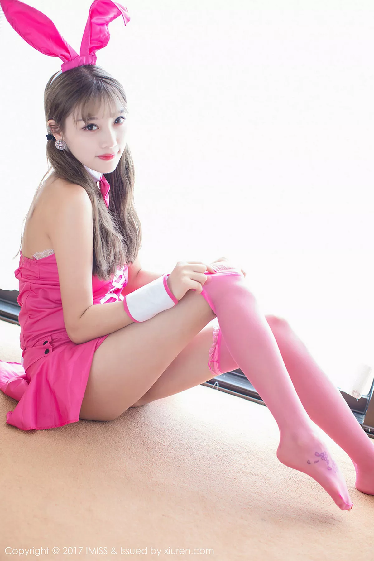 秀人集.com_[IMISS爱蜜社]Vol.176_甜美女神杨晨晨sugar塞班旅拍粉红兔女郎+甜美女仆性感写真49P