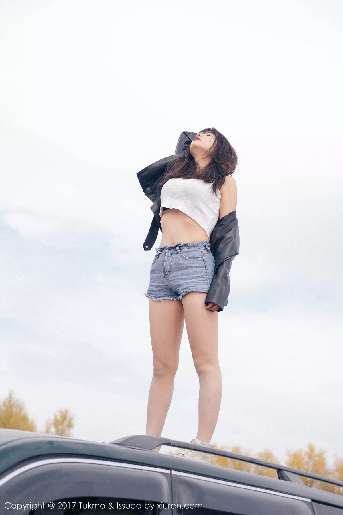 秀人集.com_[Tukmo兔几盟]Vol.100_嫩模球球外景车拍黑皮衣加性感牛仔短裤清新迷人写真52P