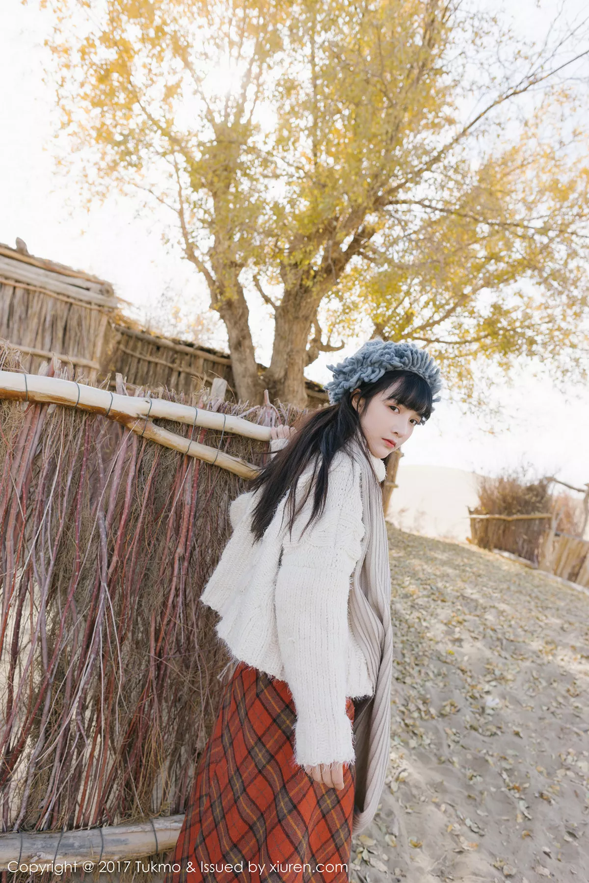 秀人集.com_[Tukmo兔几盟]Vol.098_美女主播之应冬日栅栏里的阳光美少女清新迷人写真40P