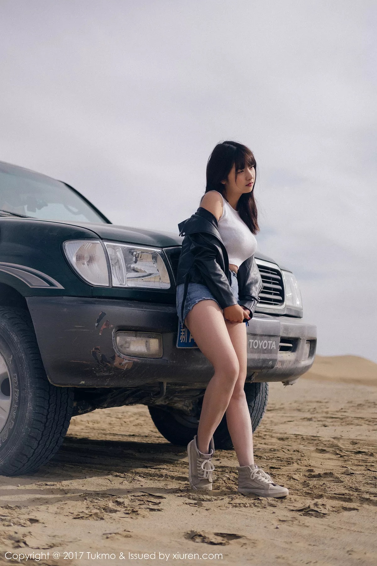 秀人集.com_[Tukmo兔几盟]Vol.100_嫩模球球外景车拍黑皮衣加性感牛仔短裤清新迷人写真52P