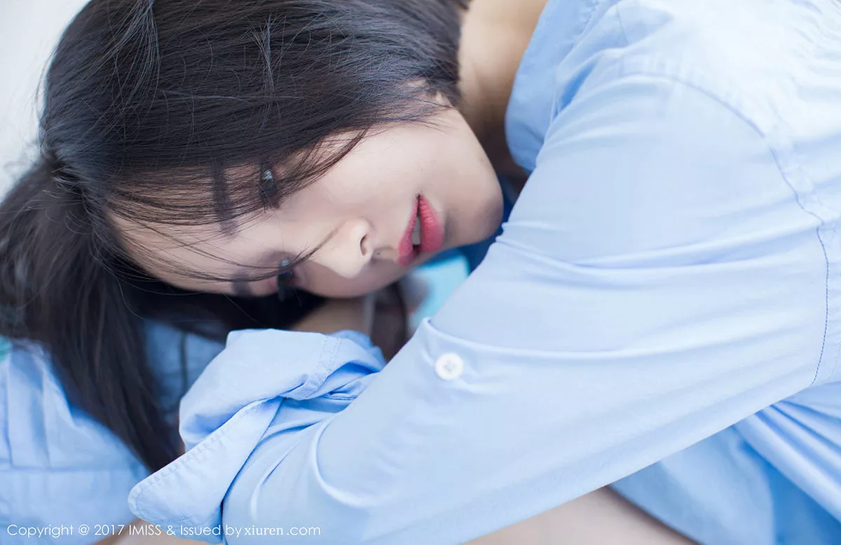 秀人集.com_[IMISS爱蜜社]Vol.178_模特Livia清爽蓝色衬衣+白色蕾丝腿袜秀完美身材性感写真49P