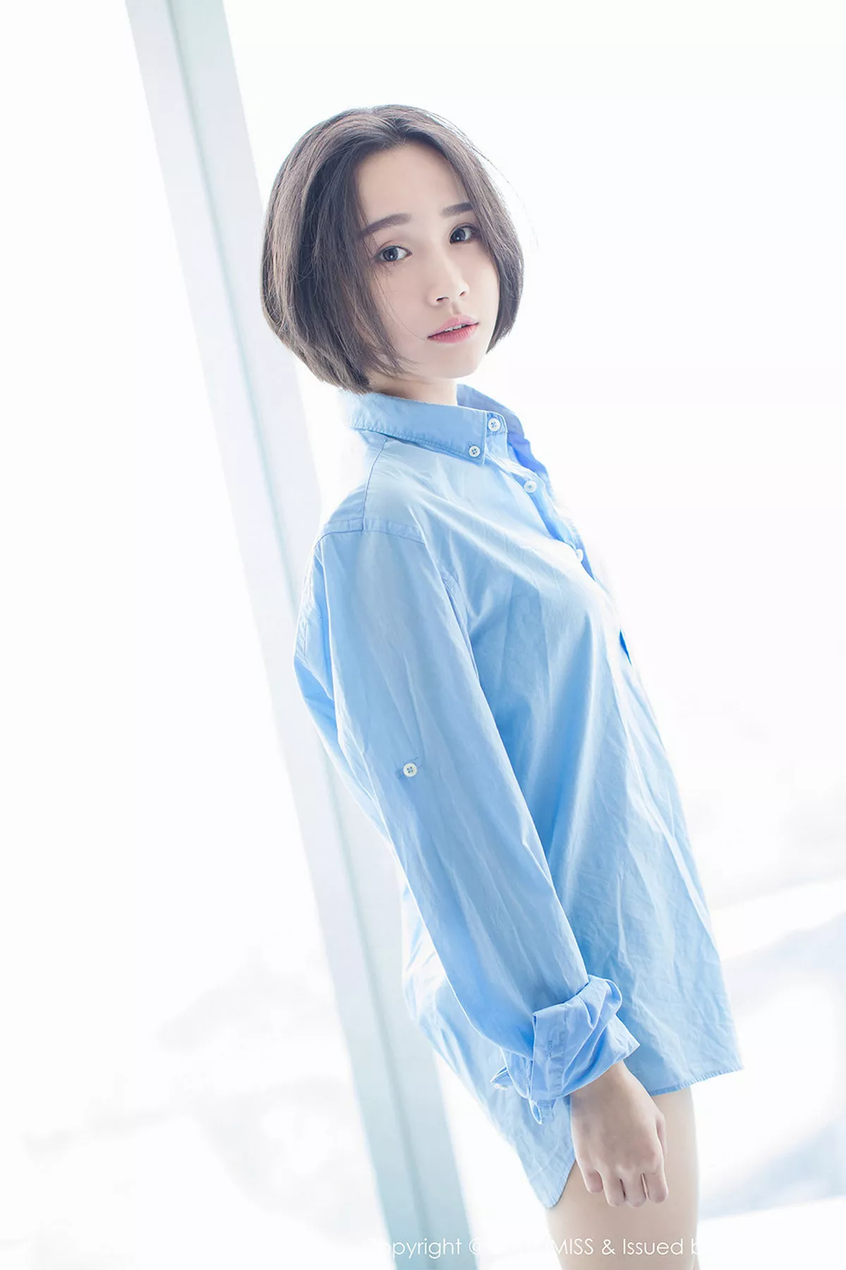 秀人集.com_[IMISS爱蜜社]Vol.178_模特Livia清爽蓝色衬衣+白色蕾丝腿袜秀完美身材性感写真49P