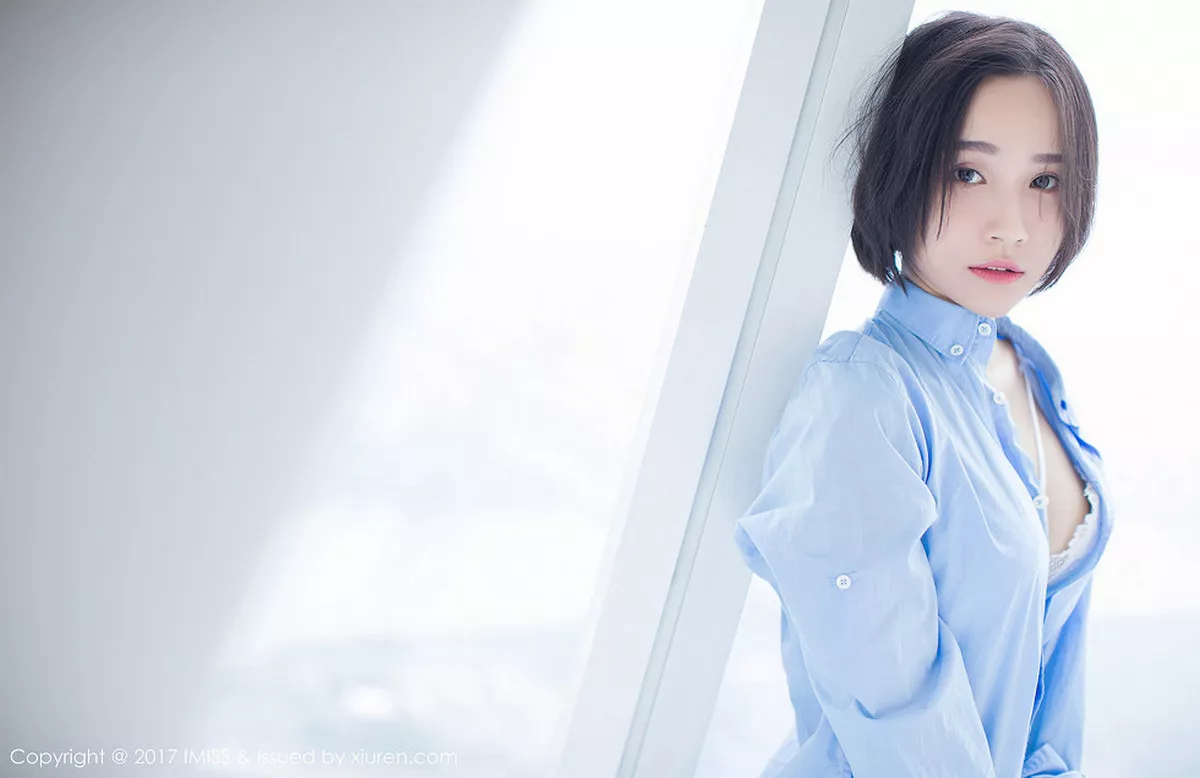 秀人集.com_[IMISS爱蜜社]Vol.178_模特Livia清爽蓝色衬衣+白色蕾丝腿袜秀完美身材性感写真49P