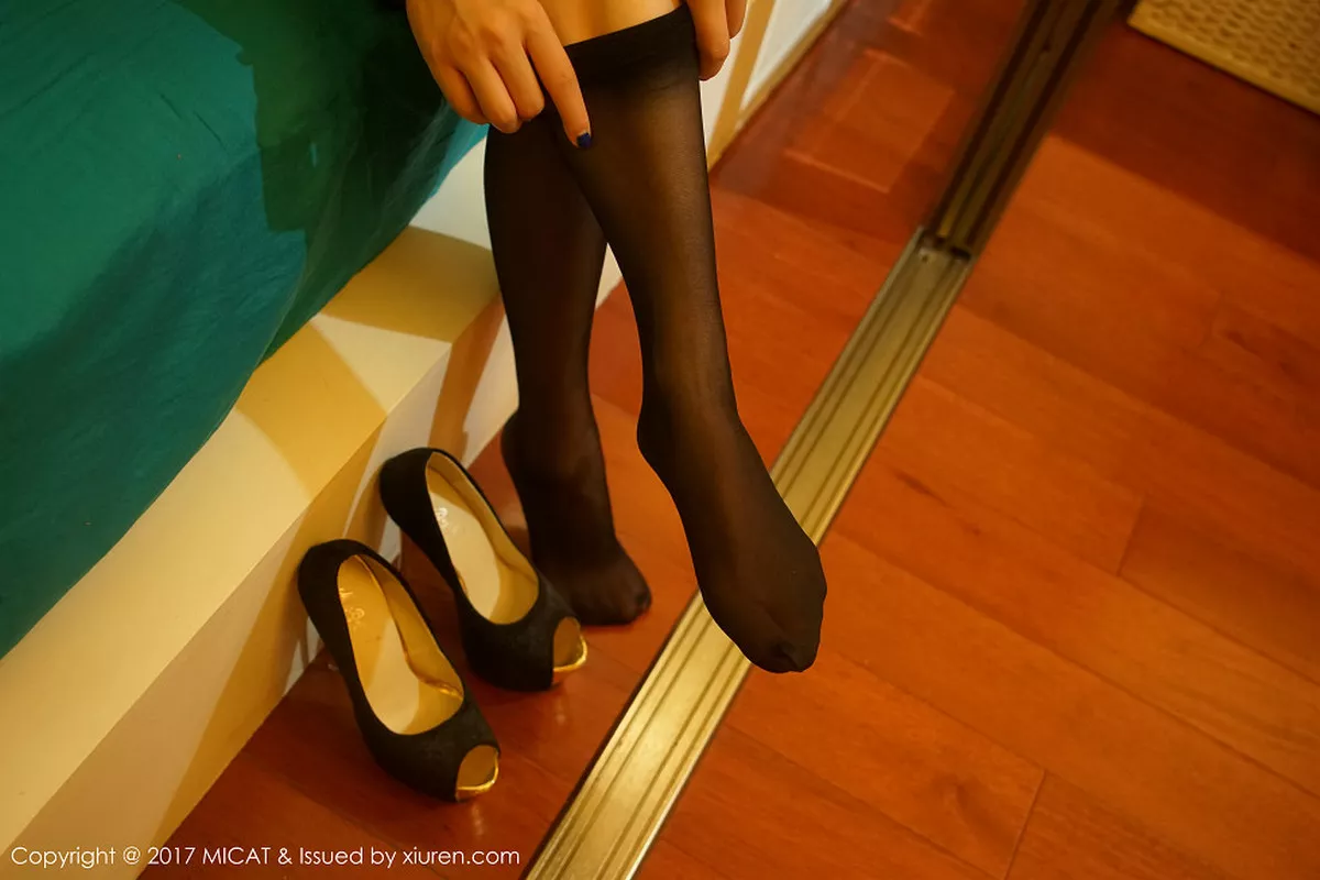 秀人集.com_[MICAT猫萌榜]Vol.010_混血嫩模雪瑞Lisa私房薄纱肚兜秀傲人豪乳火辣诱惑写真52P