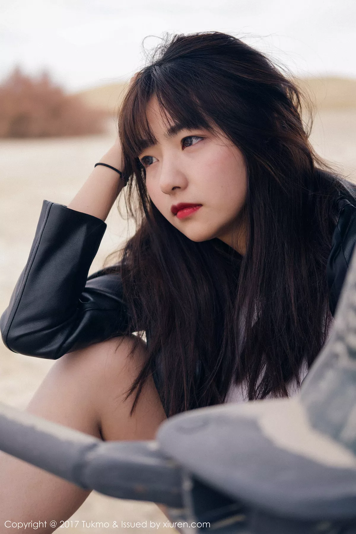 秀人集.com_[Tukmo兔几盟]Vol.100_嫩模球球外景车拍黑皮衣加性感牛仔短裤清新迷人写真52P