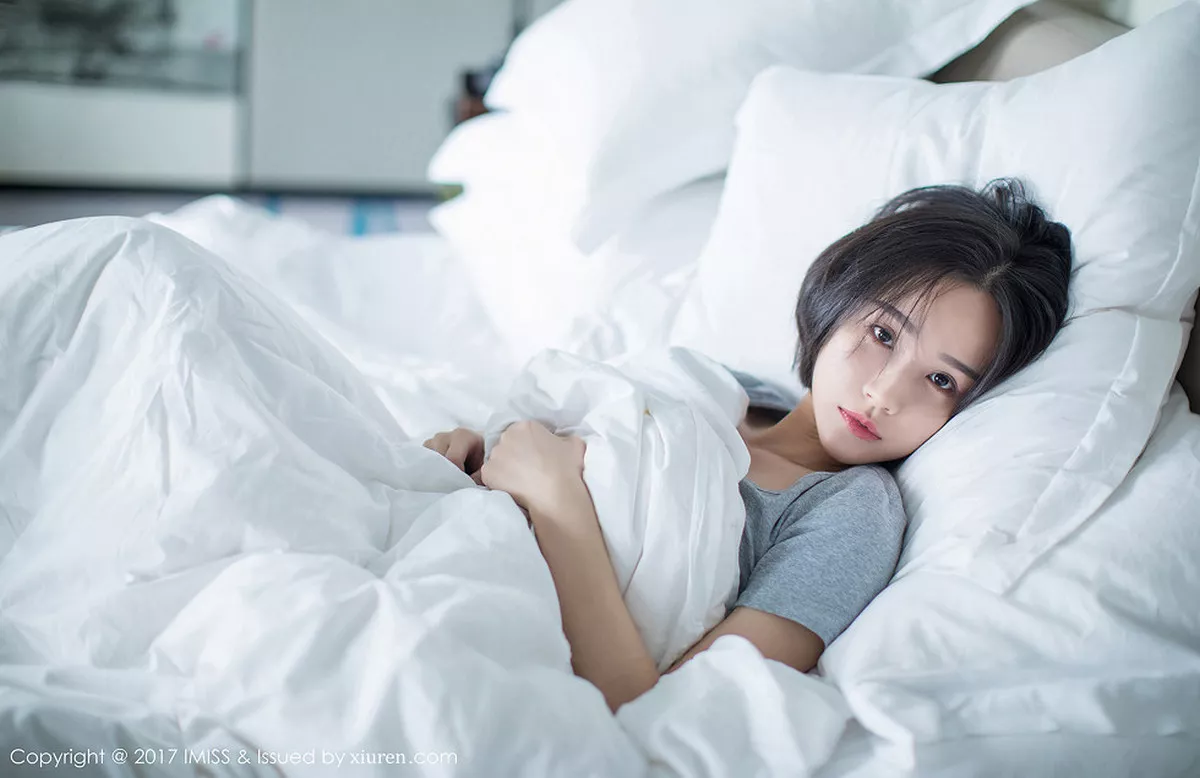 秀人集.com_[IMISS爱蜜社]Vol.178_模特Livia清爽蓝色衬衣+白色蕾丝腿袜秀完美身材性感写真49P