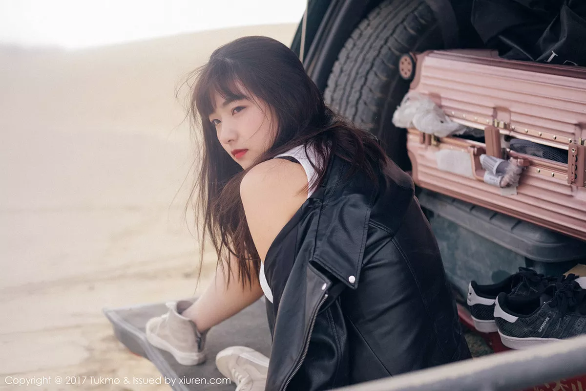 秀人集.com_[Tukmo兔几盟]Vol.100_嫩模球球外景车拍黑皮衣加性感牛仔短裤清新迷人写真52P