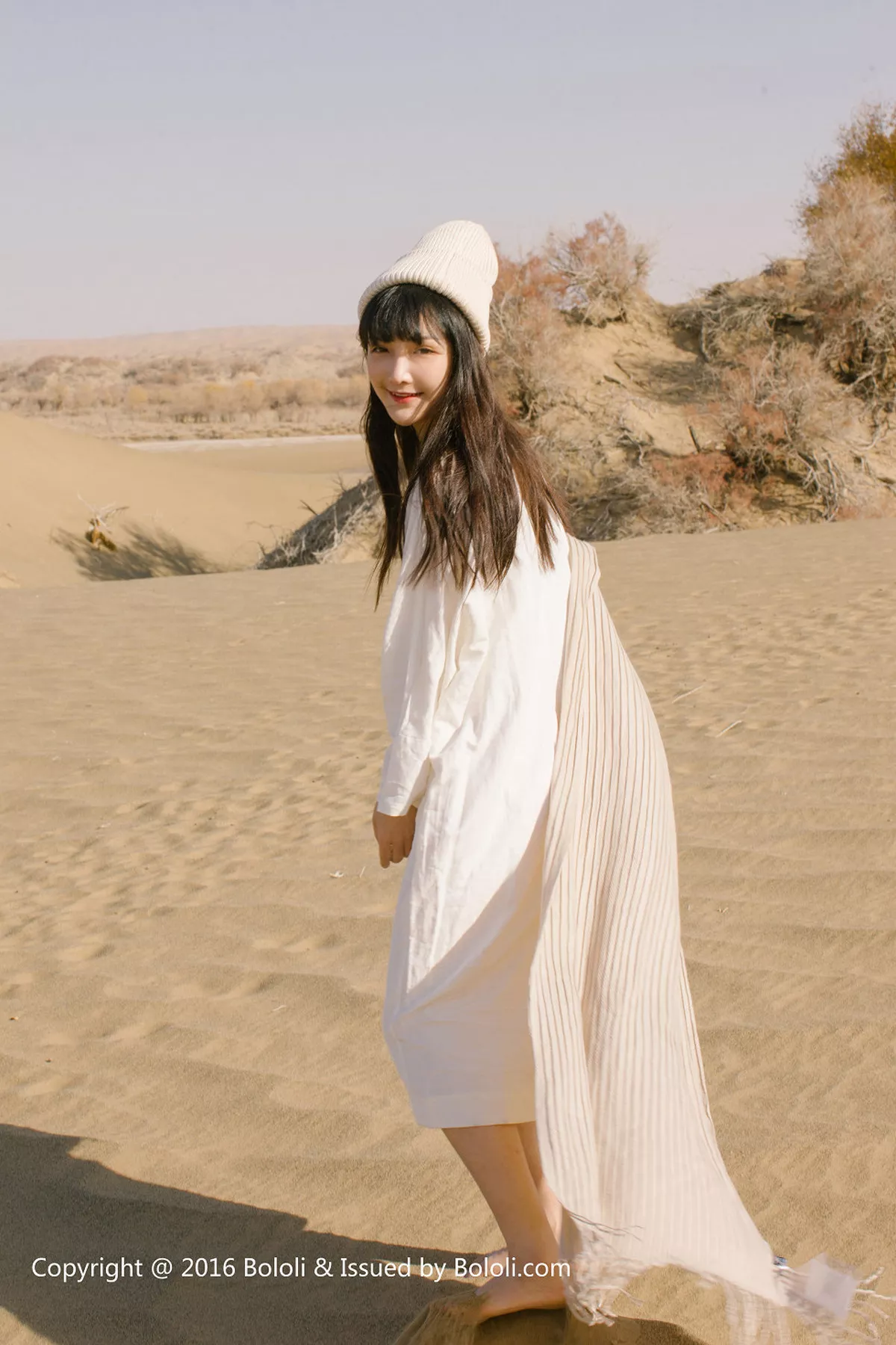 秀人集.com_[Tukmo兔几盟]Vol.102_美女主播之应沙漠系列白色连身裙性感披风清新美少女写真40P