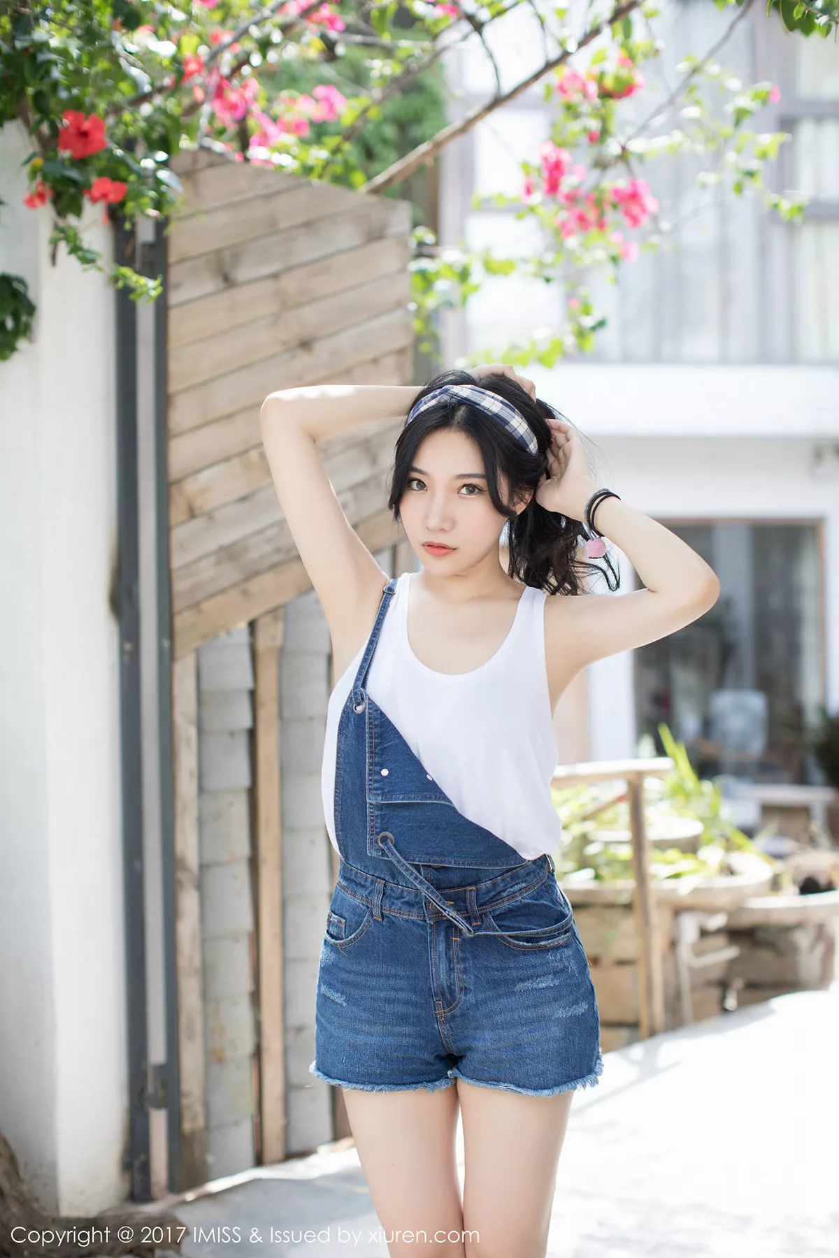 秀人集.com_[IMISS爱蜜社]Vol.180_嫩模小狐狸Sica户外牛仔短裤系列秀完美身材清新迷人写真46P