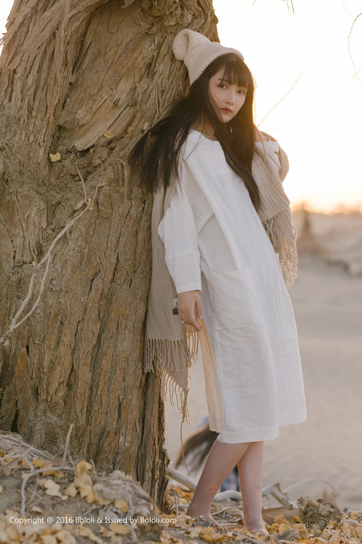 秀人集.com_[Tukmo兔几盟]Vol.102_美女主播之应沙漠系列白色连身裙性感披风清新美少女写真40P