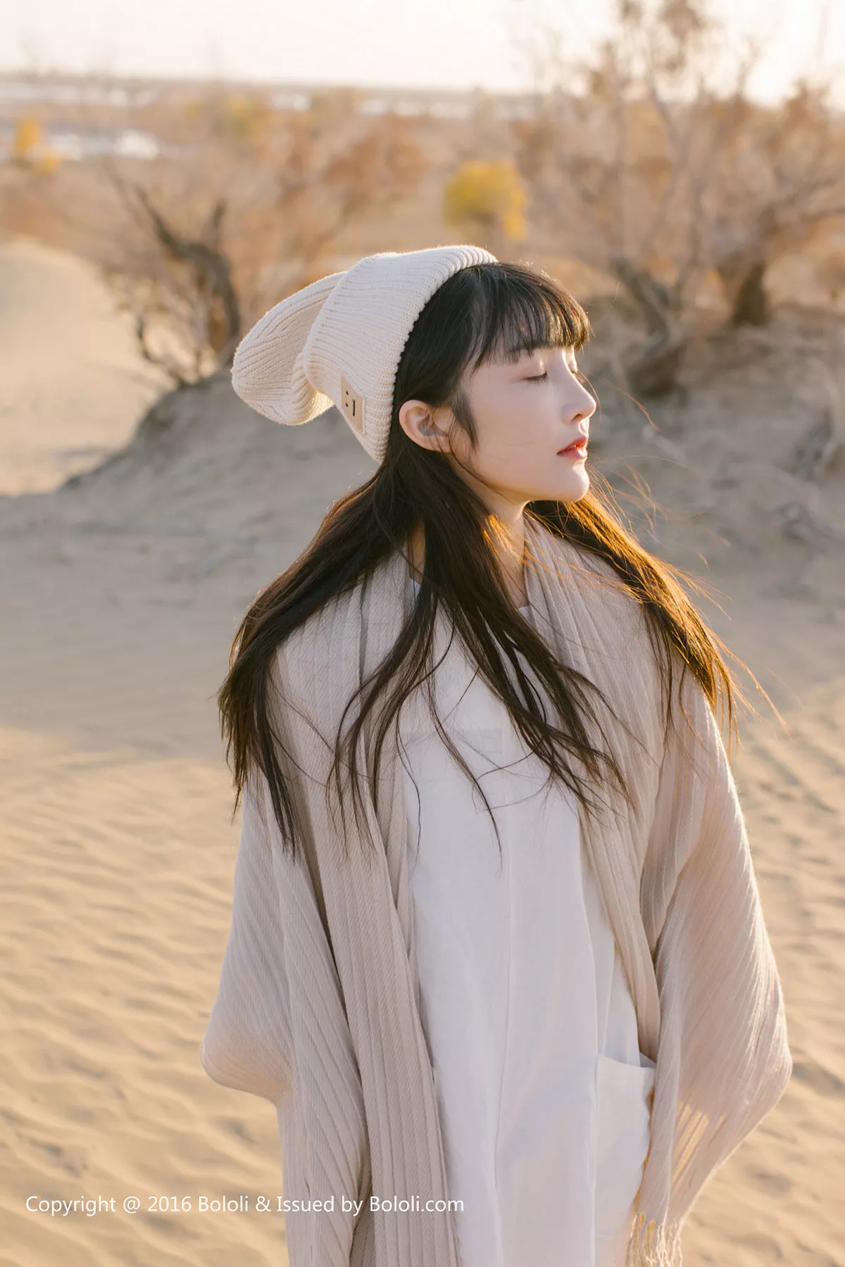 秀人集.com_[Tukmo兔几盟]Vol.102_美女主播之应沙漠系列白色连身裙性感披风清新美少女写真40P