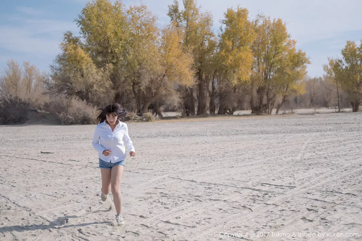 秀人集.com_[Tukmo兔几盟]Vol.103_嫩模球球沙漠之旅军大衣下的白衬衣黑色内衣完美身材写真42P