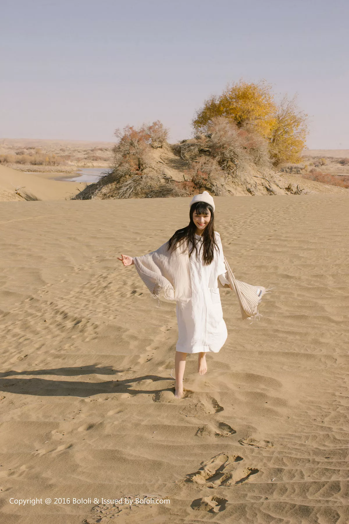 秀人集.com_[Tukmo兔几盟]Vol.102_美女主播之应沙漠系列白色连身裙性感披风清新美少女写真40P