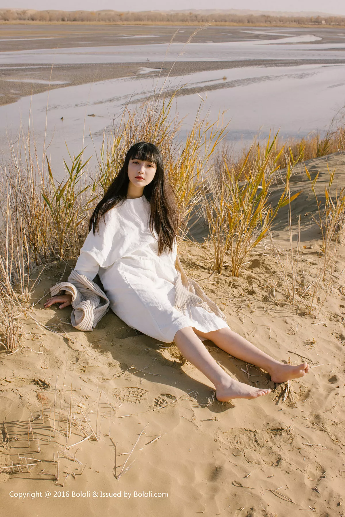 秀人集.com_[Tukmo兔几盟]Vol.102_美女主播之应沙漠系列白色连身裙性感披风清新美少女写真40P